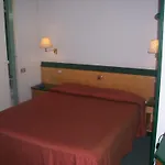 Ginosi Arizona Hotel